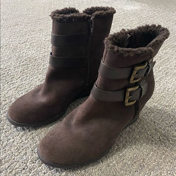 Solesensability suede wedge boot. SZ: 7 - Picture 2 of 3